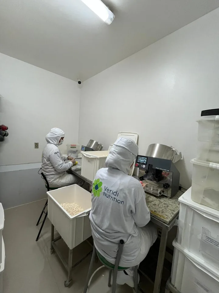 Controle de qualidade dos encapsulados na fábrica da Veridi Nutrition em Tatuí/SP