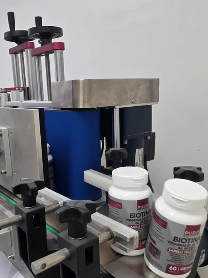 Rotulagem automática na fábrica da Veridi Nutrition em Tatuí/SP